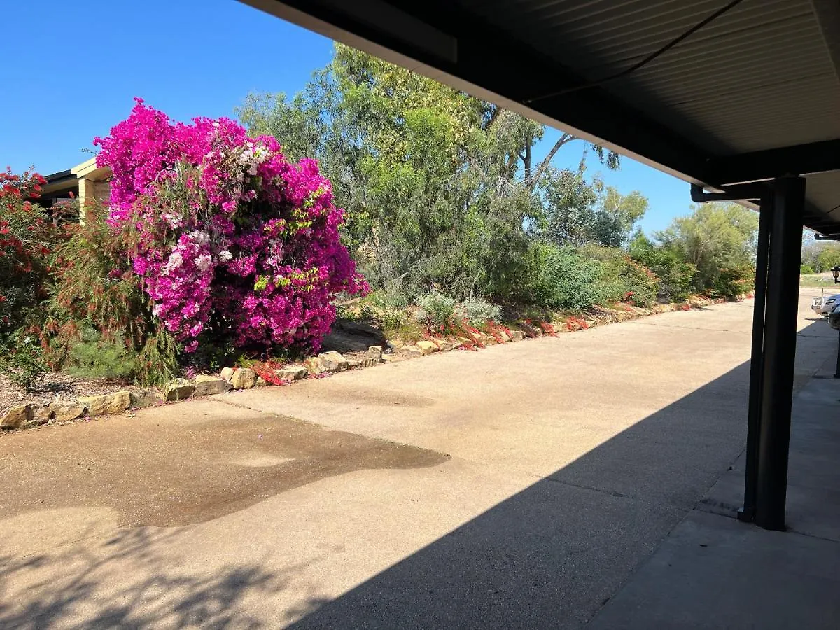 Albert Park Motor Inn-King Beds-Pool-Shaded Parking Longreach