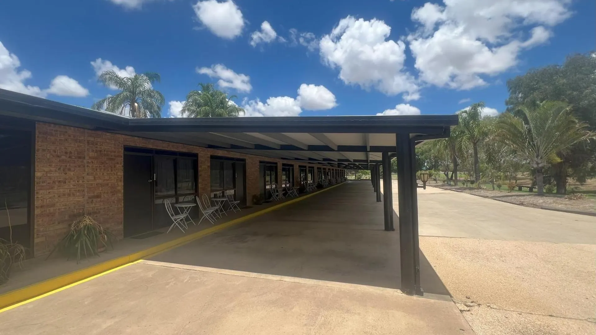 Albert Park Motor Inn-King Beds-Pool-Shaded Parking Longreach