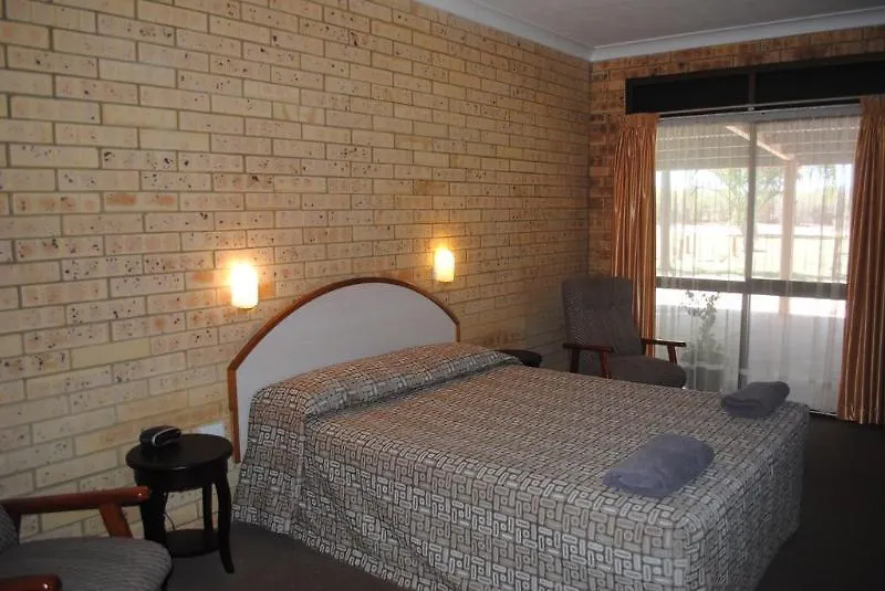 Albert Park Motor Inn-King Beds-Pool-Shaded Parking Longreach 3*,