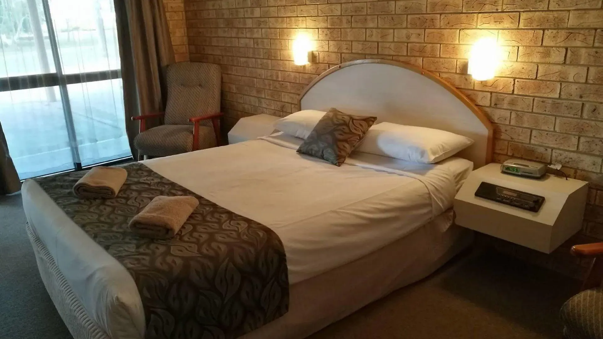 Albert Park Motor Inn-King Beds-Pool-Shaded Parking Longreach Motel