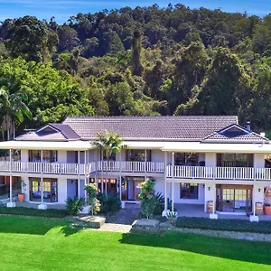 Holiday home The Golden Whistler Montville